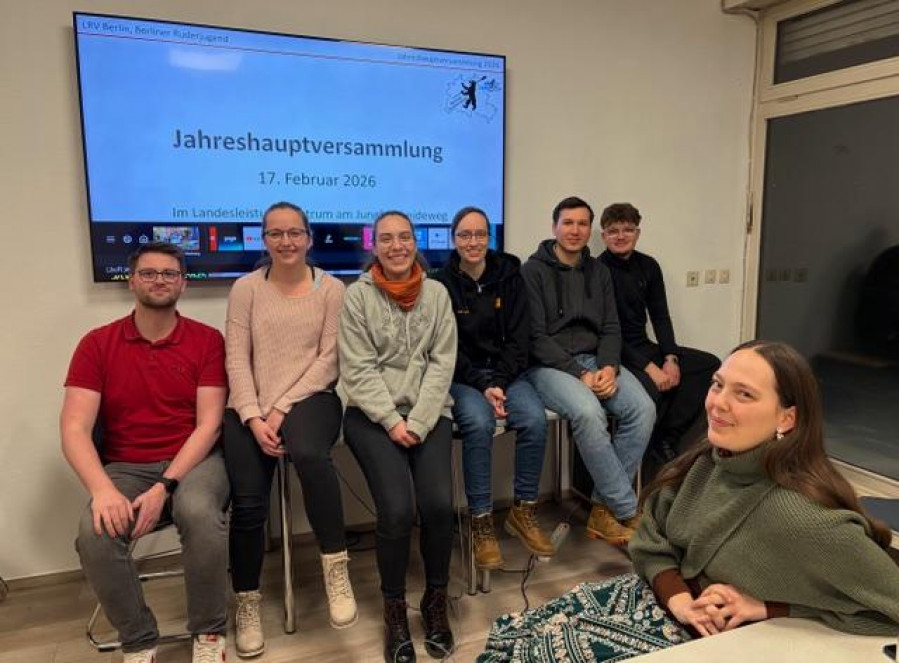 Berliner Ruderjugend bei ihrer Jahreshauptversammlung (v. l. n. r.): Konstantin von Sommerfeld (SV Energie), Patricia Begemann (RV Collegia 1895), Rebecca Weisz (RU Arkona Berlin 1879), Saskia Discher (WSC Wannseelöwe), Lorenz Kühne (BRC Ägir), Moritz Wielgosch (SC Berlin-Grünau), Sonja Friese (BRC Hevella)