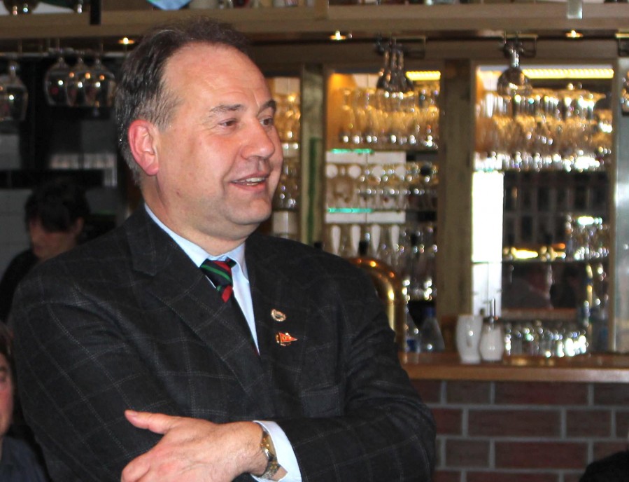 Matthias Herrmann freut sich über die Auszeichnung mit der Goldenen Ehrennadel Foto: Angela Baufeld